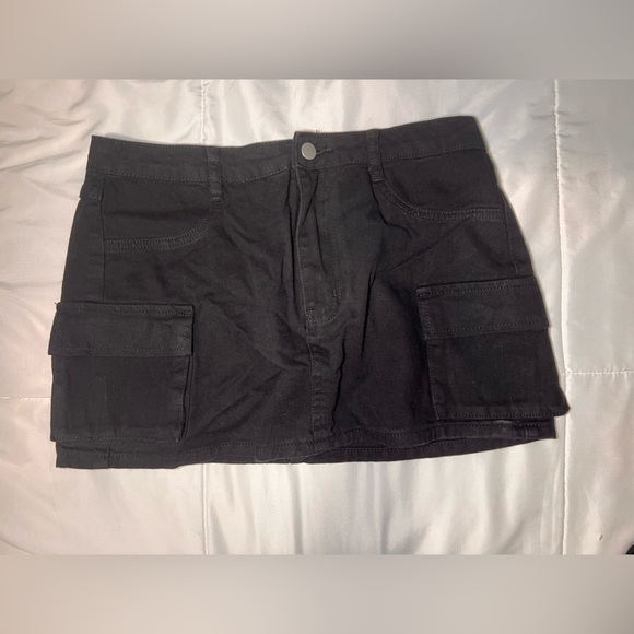 SHEIN Black Cargo Shorts Relaxed Fit - Picture 1 of 3